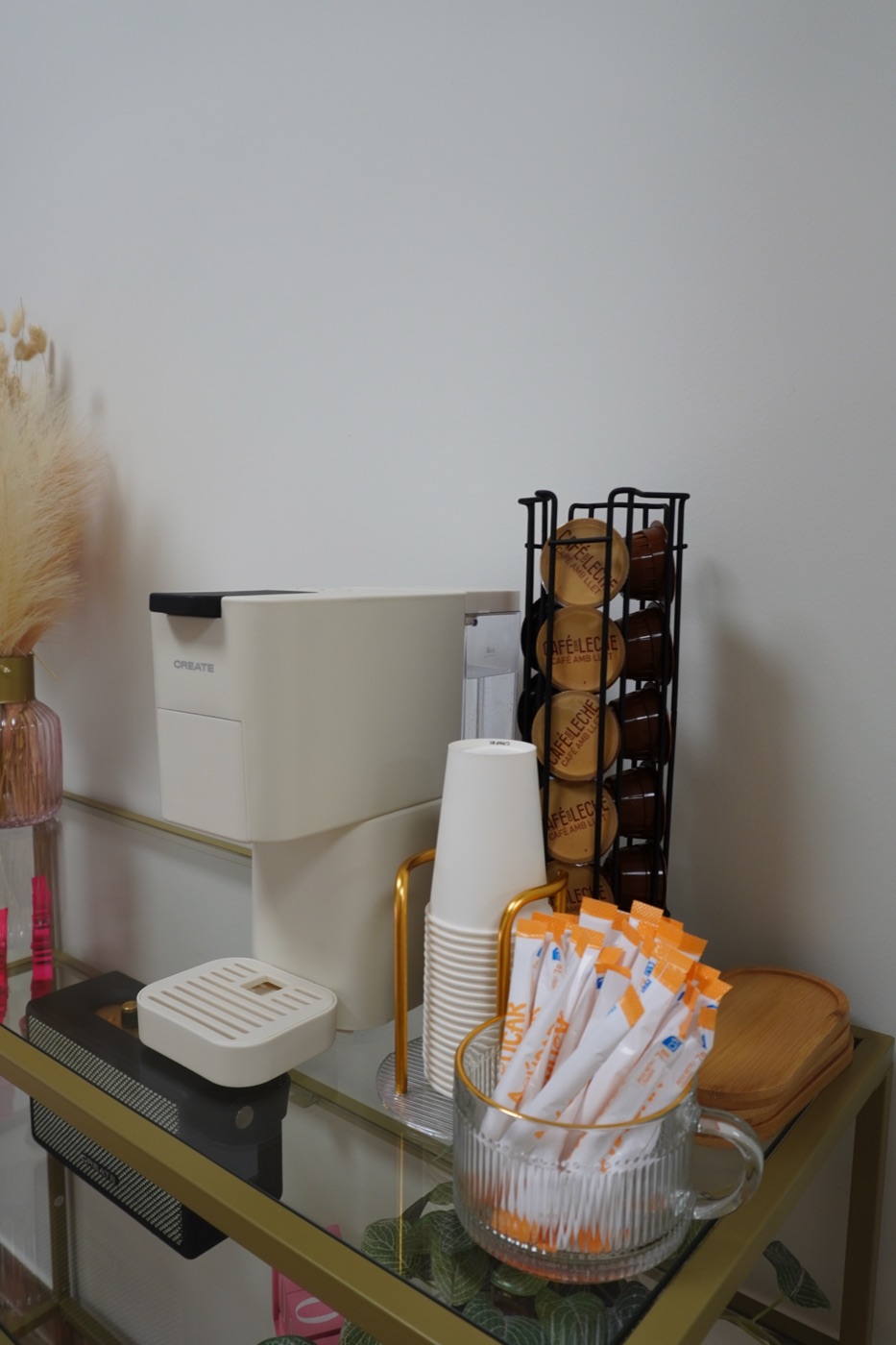 Zona de café del estudio — cafetera y atención al cliente