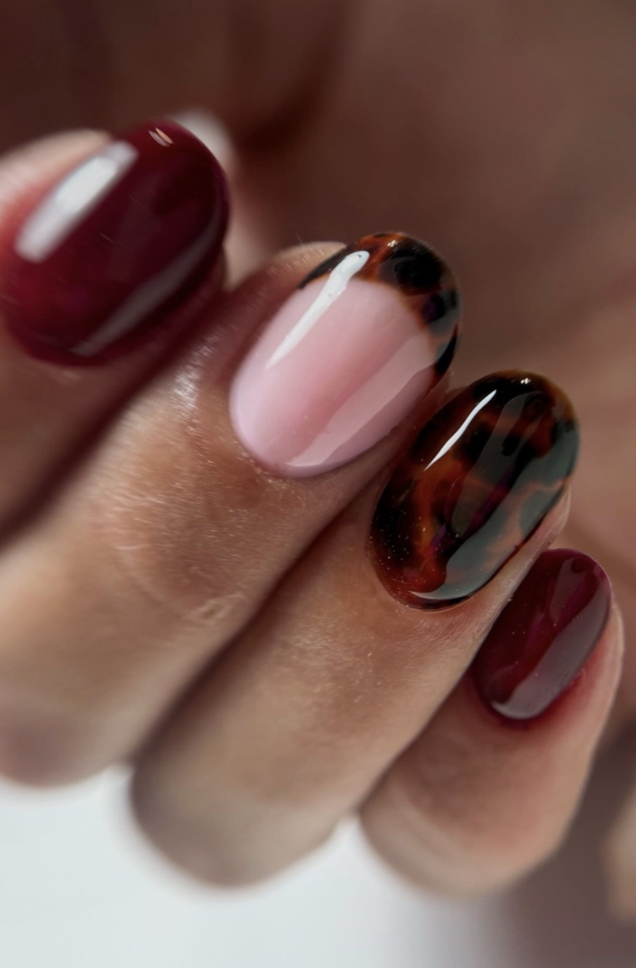 Manicura granate y carey marmoleado
