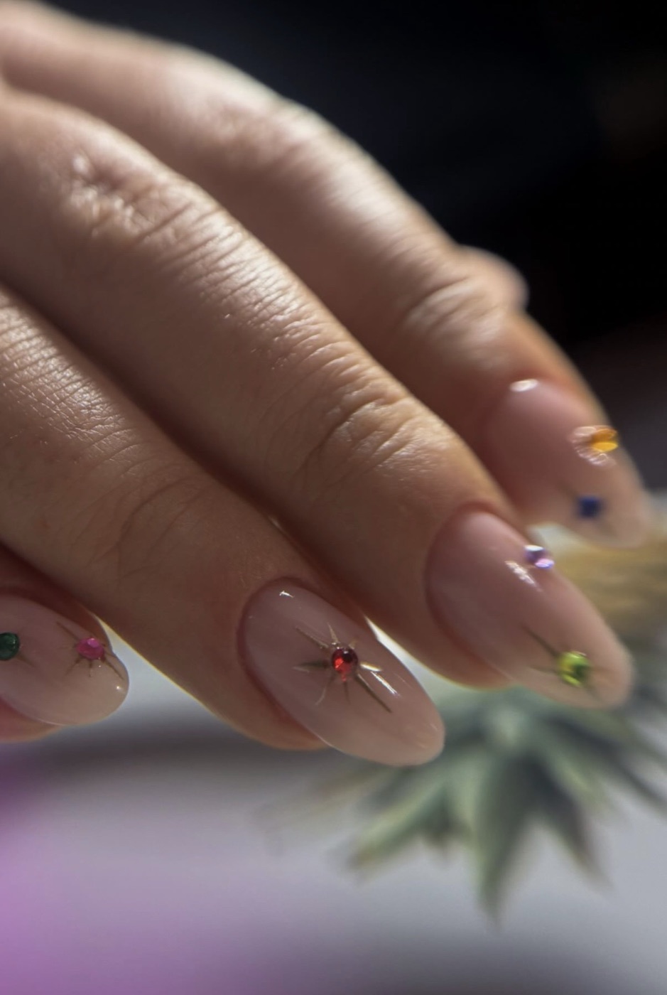 Uñas almendra nude con piedras de colores